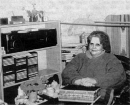 Низкая удобная полка для кассет, тахта с двойной балканской рамой в квартире Е. Завенягиной.